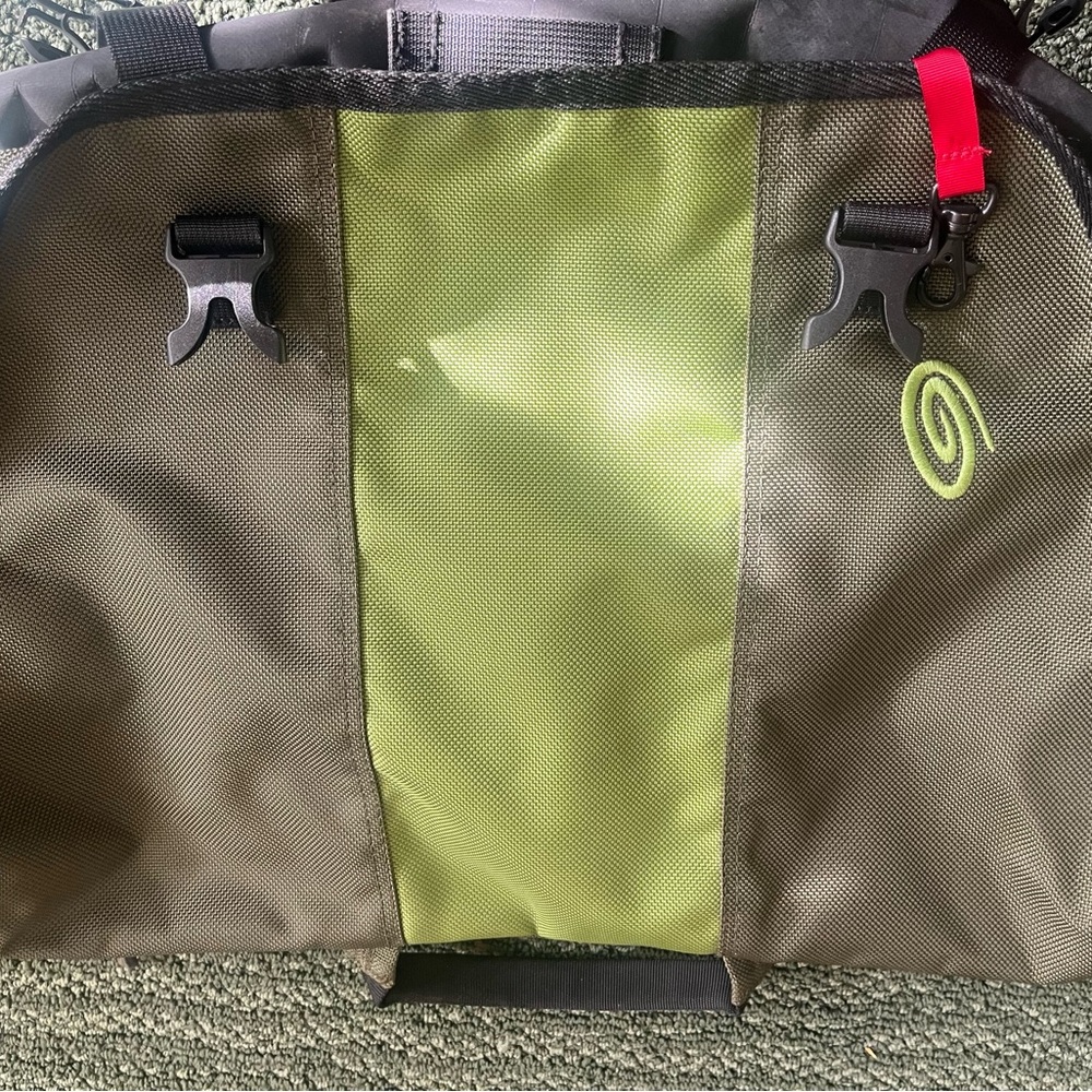 Men’s Computer Tote measures 18x14